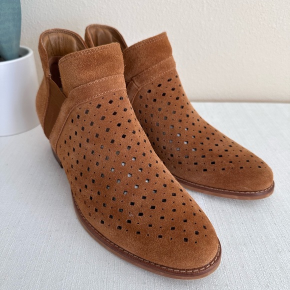 New EARTH Keren Cognac Perforated Suede Slip On Heeled Booties Women’s 9.5B(M) - Picture 5 of 14